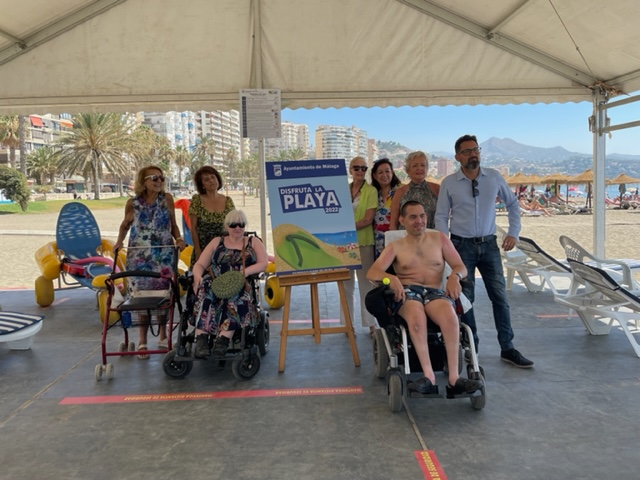 MÁLAGA, CON UNA RECIENTE MENCIÓN ESPECIAL DE ‘PLAYAS INCLUSIVAS PARA TODAS LAS PERSONAS’, CUENTA CON
UN NUEVO PUNTO ASISTIDO EN LA MALAGUETA