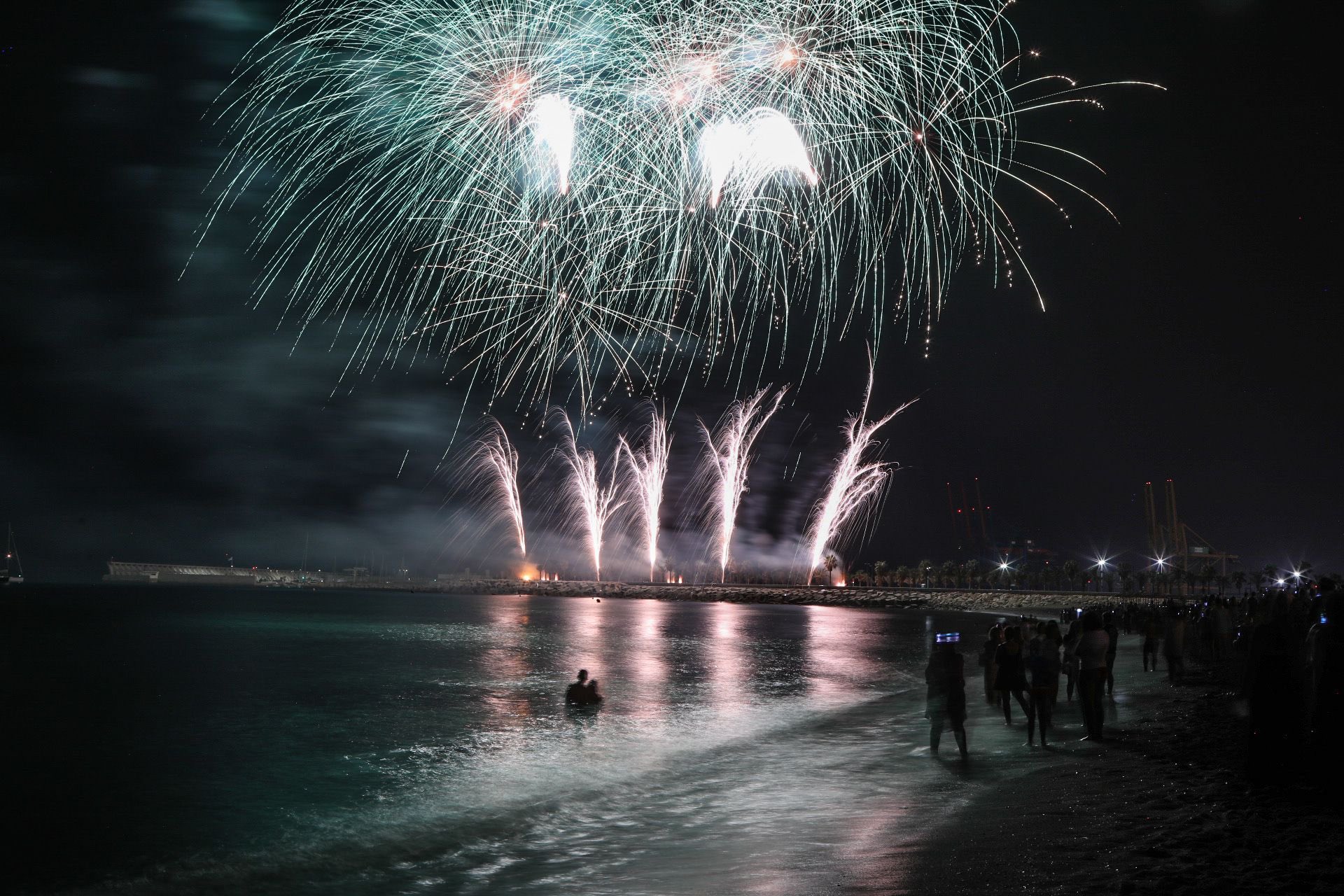 LOS FUEGOS ARTIFICIALES Y EL ESPECTÁCULO DE DRONES DAN LA BIENVENIDA A LA FERIA