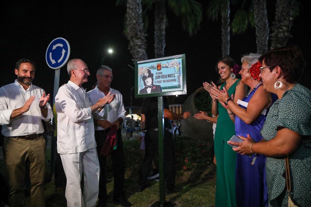 UNA PLACA EN UNA ROTONDA DEL REAL DE CORTIJO DE TORRES RECUERDA LA FIGURA DEL HUMORISTA JUAN ROSA
‘EL PULGA’