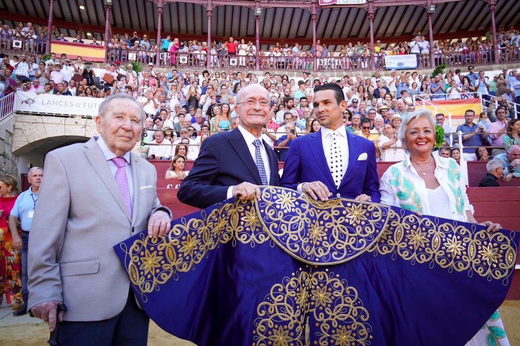 EL ALCALDE DE MÁLAGA ENTREGA A MANZANARES EL TROFEO CAPOTE DE PASEO EN LA PLAZA DE TOROS