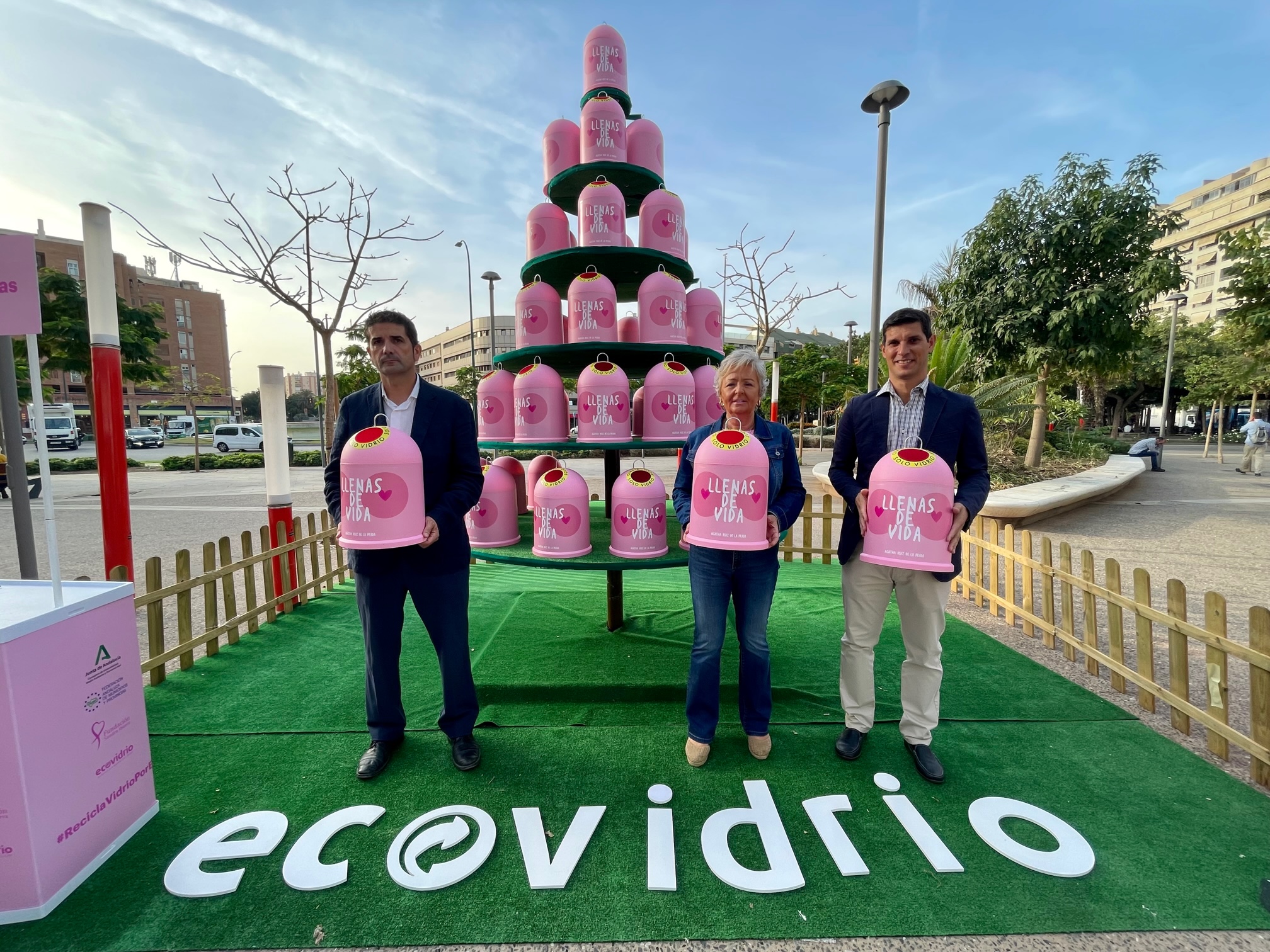 AYUNTAMIENTO Y ECOVIDRIO PRESENTAN LA CAMPAÑA ‘RECICLA VIDRIO POR ELLAS’ JUNTO A LA FUNDACIÓN SANDRA
IBARRA POR EL DÍA MUNDIAL DEL CÁNCER DE MAMA