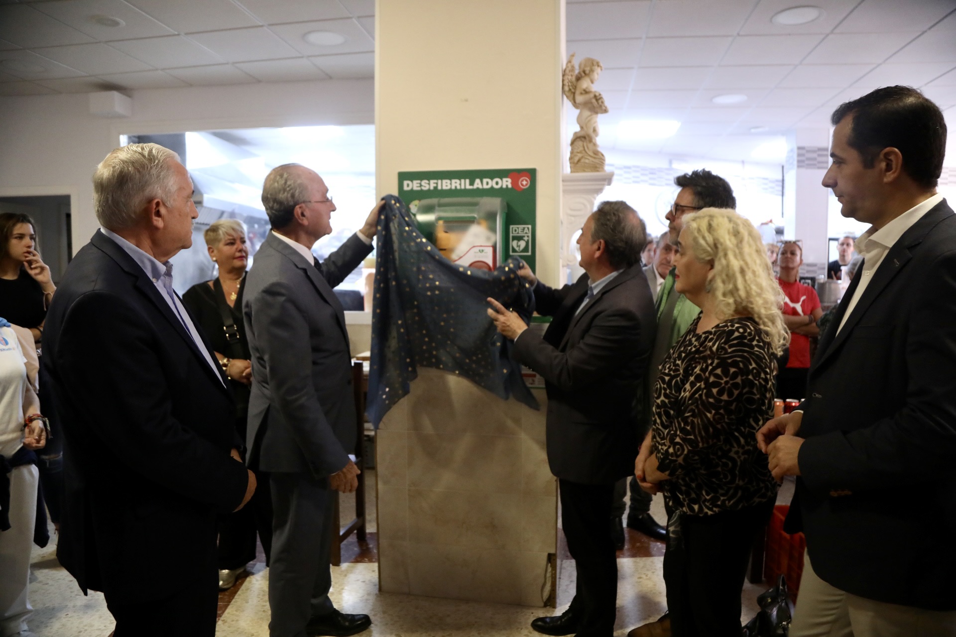 EL AYUNTAMIENTO ENTREGA UN DESFIBRILADOR A LOS ÁNGELES MALAGUEÑOS DE LA NOCHE COMO HOMENAJE AL
CONDUCTOR DE LA EMT JOSÉ MANUEL SOTO