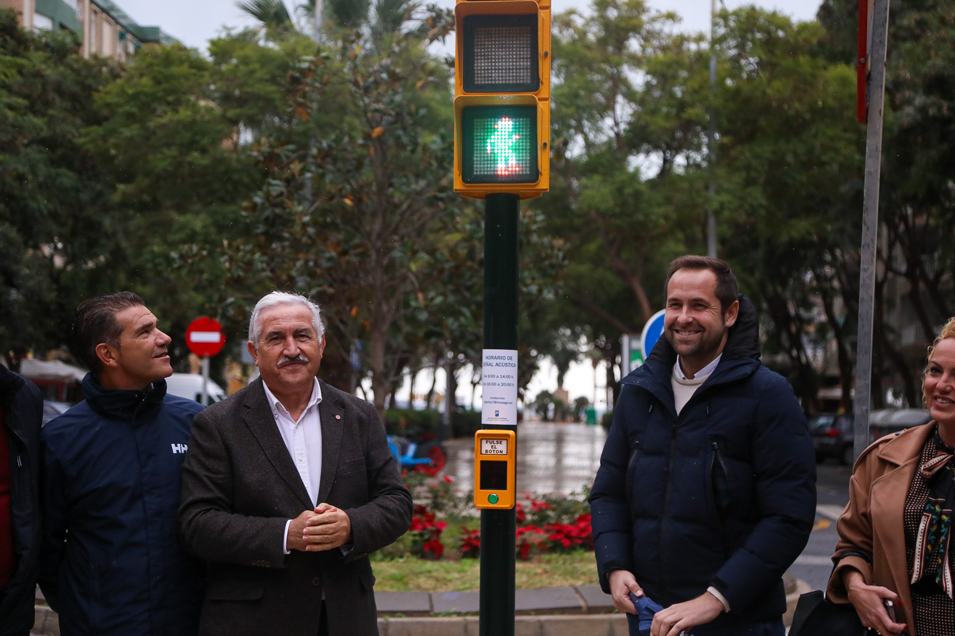 EL SEMÁFORO ORNAMENTAL DE CHIQUITO DE LA CALZADA FELICITA LA NAVIDAD