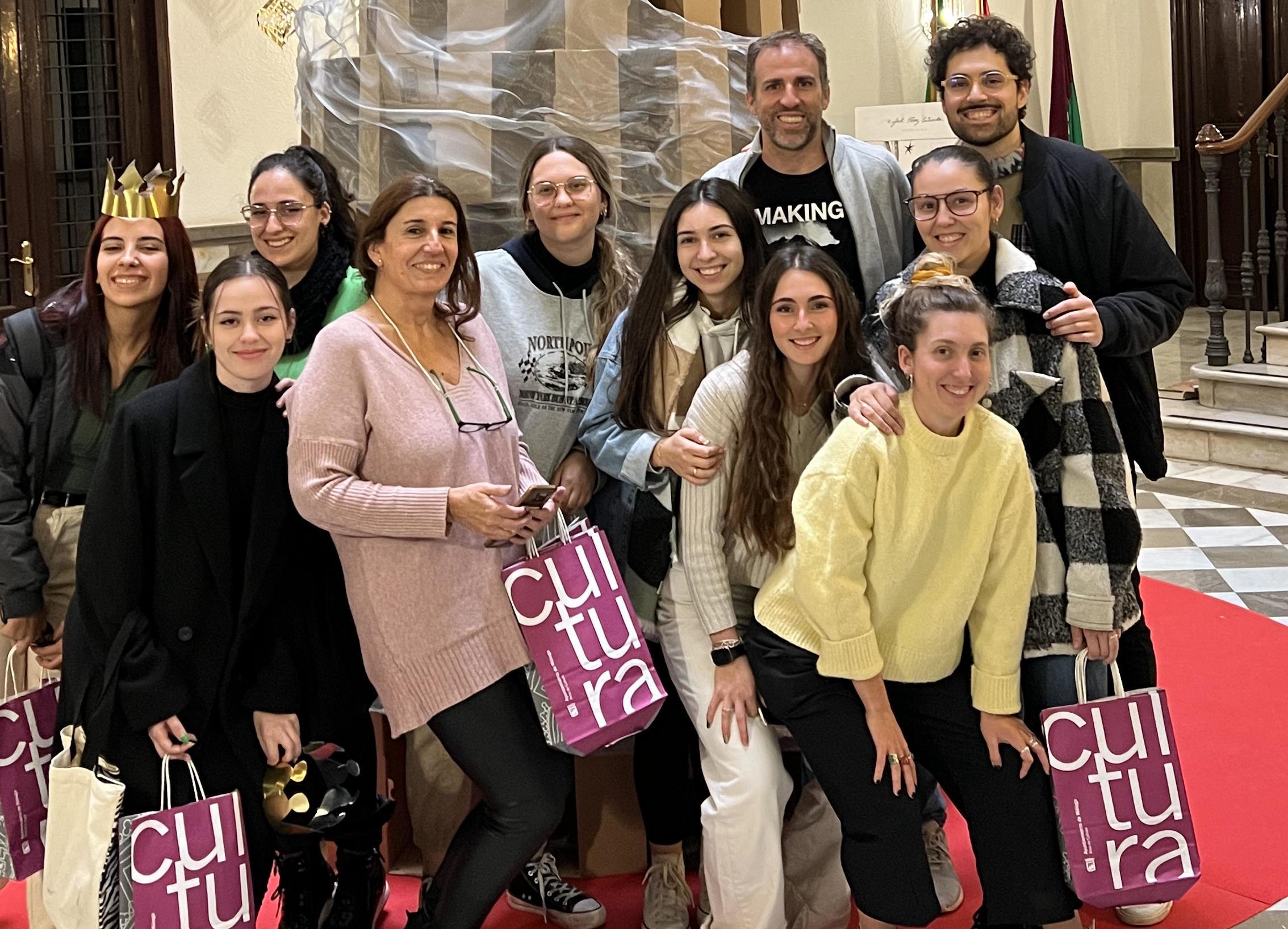 LA ESCUELA DE SAN TELMO DECORA EL ARCHIVO MUNICIPAL CON UN ÁRBOL NAVIDEÑO DE ARCHIVADORES Y MALLAZO METÁLICO (Abre en ventana nueva)