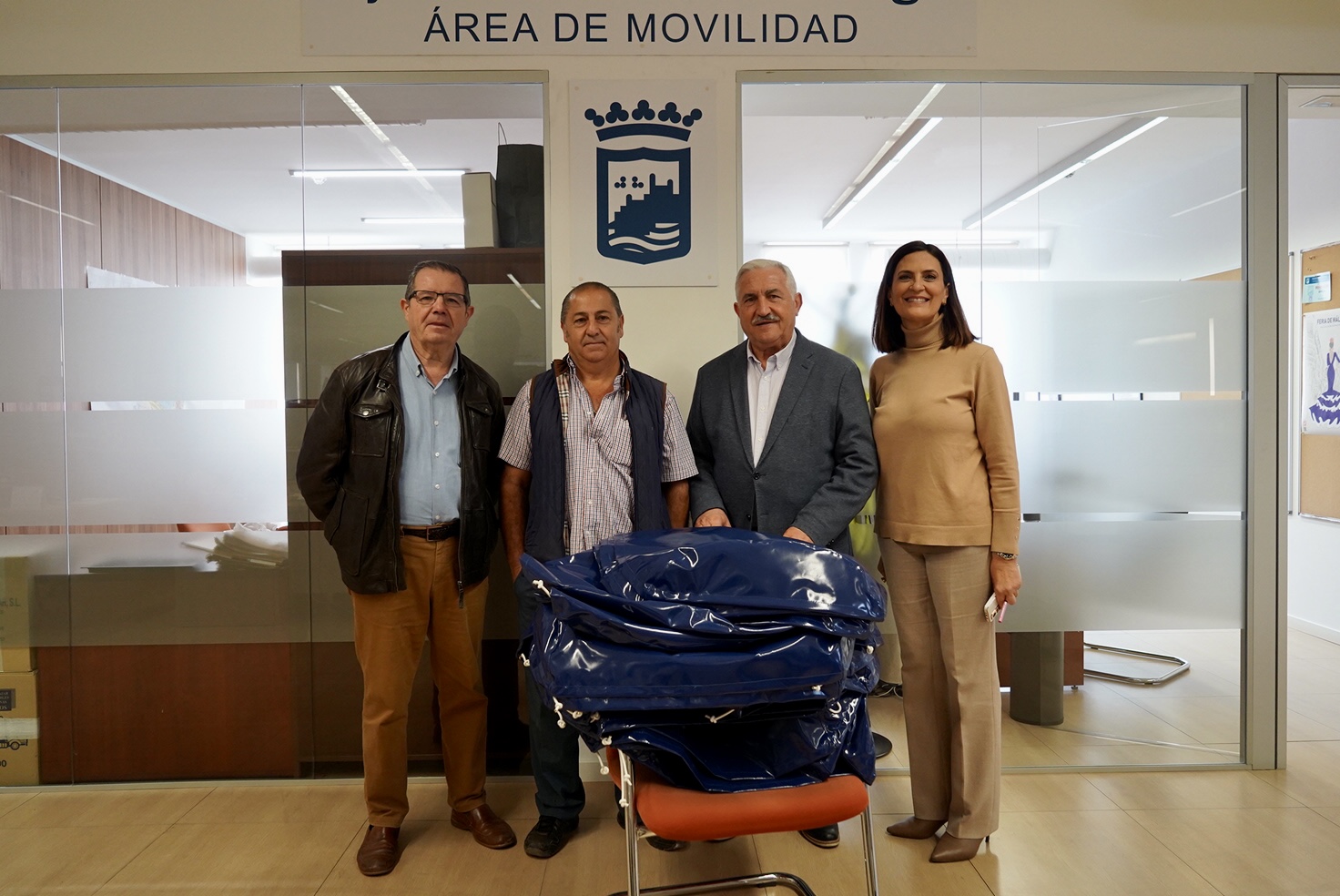 EL AYUNTAMIENTO ENTREGA 25 BOLSAS AL SERVICIO DE COCHES DE CABALLOS PARA LA RECOGIDA DE EXCREMENTOS