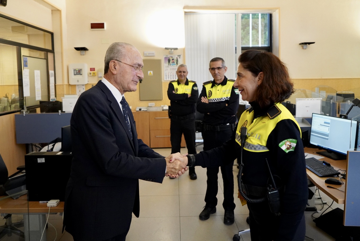 EL ALCALDE VISITA LOS PARQUES DE BOMBEROS DE LA CIUDAD CON MOTIVO DEL AÑO NUEVO