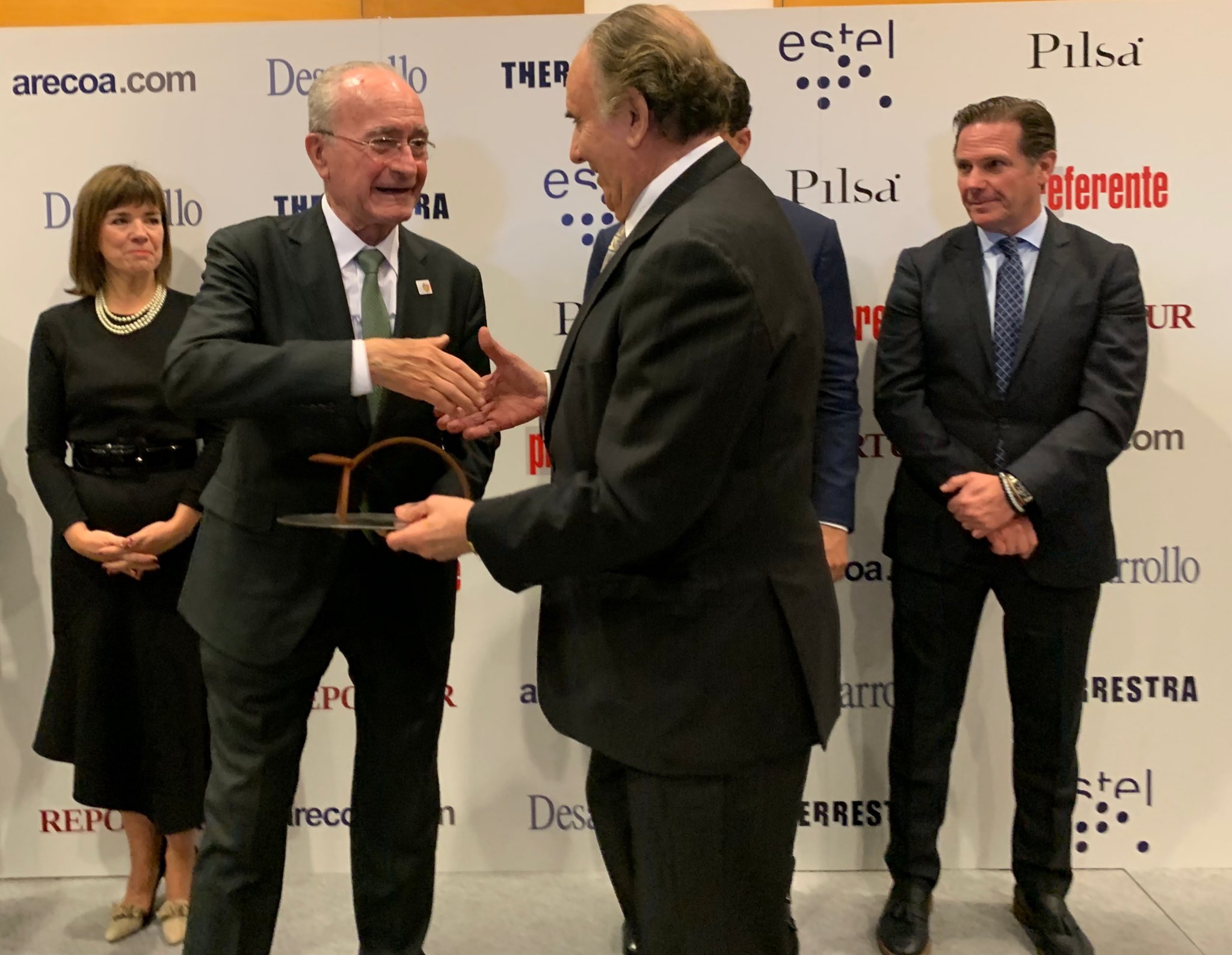 EL ALCALDE ENTREGA EL PREMIO ANUAL DE LA REVISTA PREFERENTE AL HOTELERO MIGUEL SÁNCHEZ