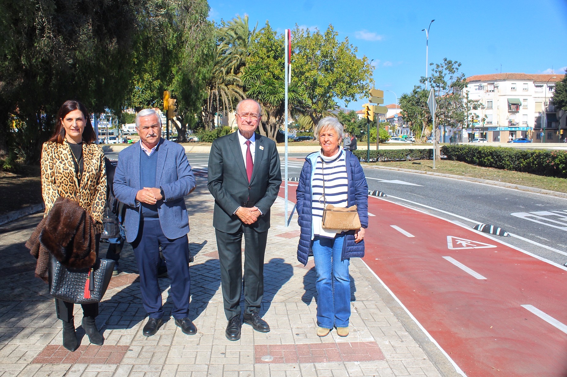 ENTRAN EN SERVICIO LOS NUEVOS CARRILES BICI SEGREGADOS DEL TRÁFICO ENTRE VIRGEN DE LA CABEZA Y
AVENIDA JUAN XXIII Y EL DE LA LAGUNA DE LA COLONIA SANTA INÉS