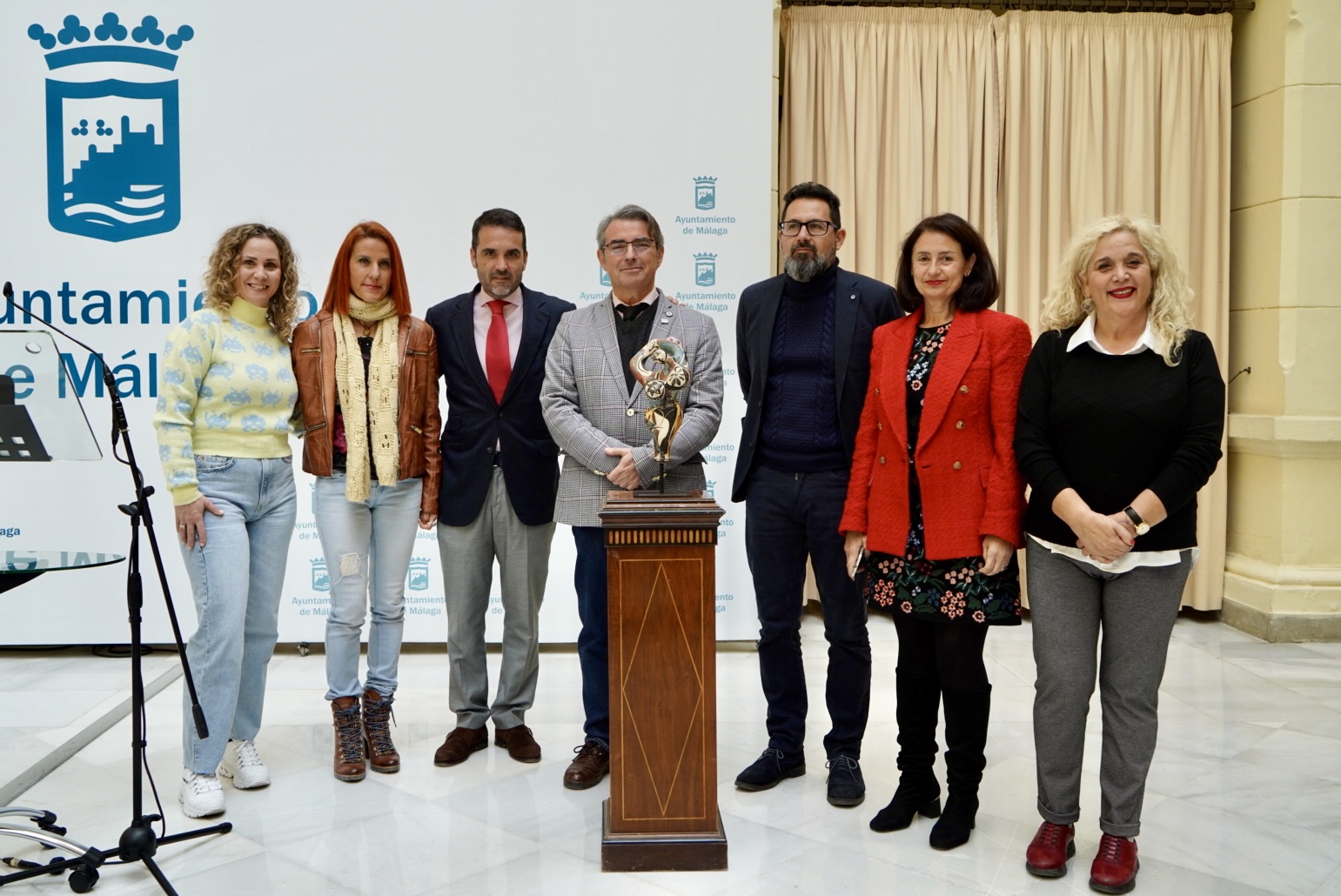 EL AYUNTAMIENTO CONCEDE EL II PREMIO POR LA DEFENSA DE LOS VALORES FEMINISTAS AL CEIP LOS MORALES

 (Abre en ventana nueva)