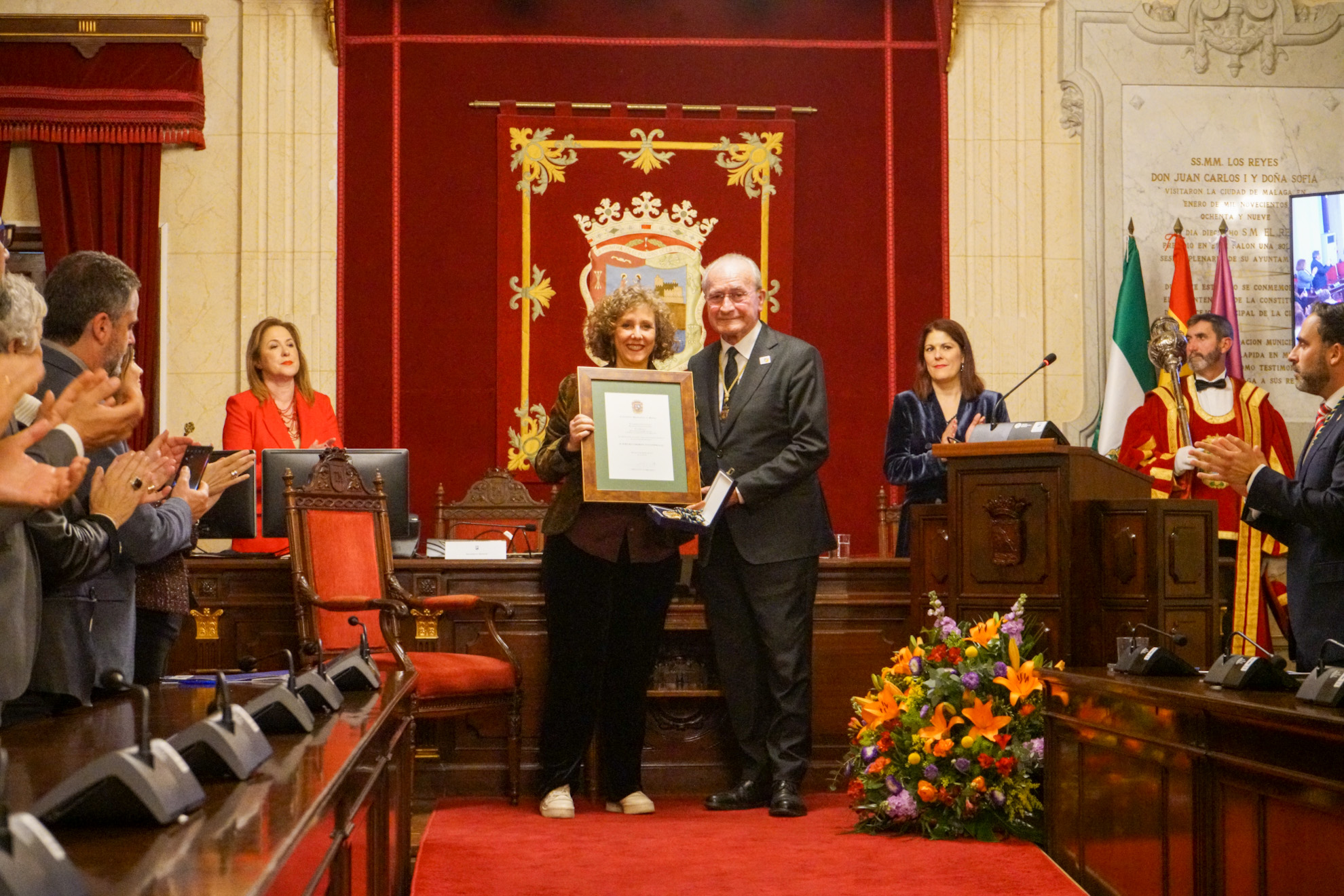 EL AYUNTAMIENTO ENTREGA ESTA TARDE LA MEDALLA DE LA CIUDAD Y NOMBRA HIJO ADOPTIVO A TÍTULO ...