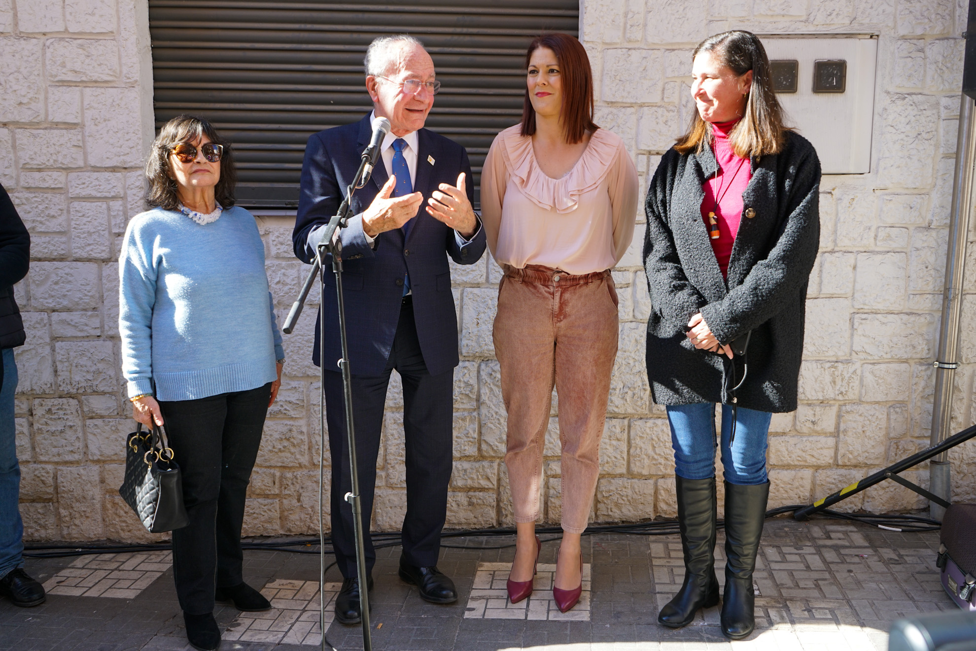 EL AYUNTAMIENTO HOMENAJEA A PEPA FLORES, MARISOL, CON UNA PLACA DEL PLAN ‘MÁLAGA HACE ...