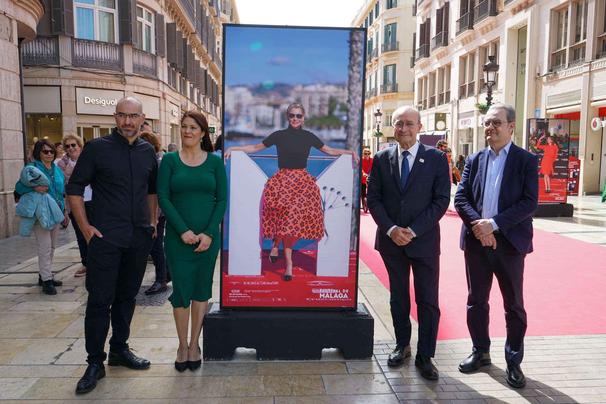 EL FOTÓGRAFO ELOY MUÑOZ CONVIERTE LA CALLE LARIOS EN UN PASEO DE LAS ESTRELLAS EN LA EXPOSICIÓN DEL 26 FESTIVAL DE MÁLAGA (Abre en ventana nueva)