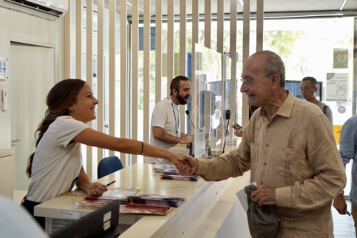 EL ALCALDE VISITA LA OFICINA DE TURISMO DE LA PLAZA DE LA MARINA