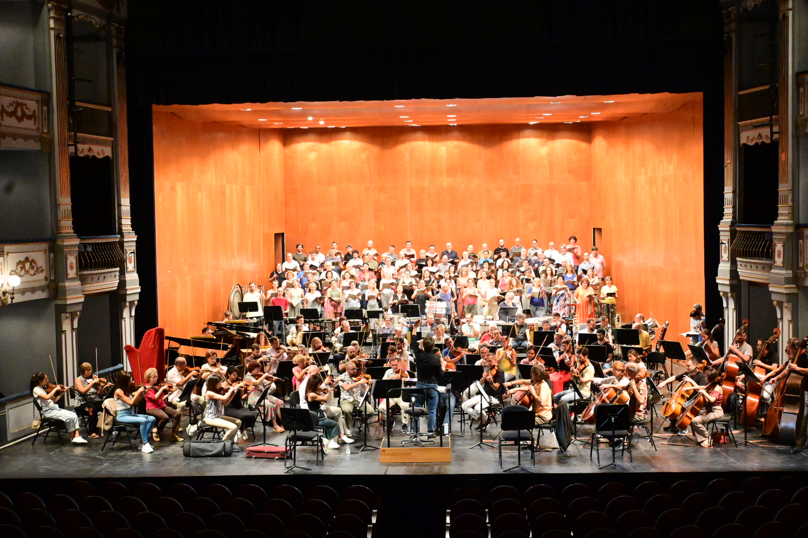 LA OFM INAUGURA SU TEMPORADA DE ABONO 23_24 EN EL TEATRO CERVANTES BAJO LA BATUTA DE SU ...