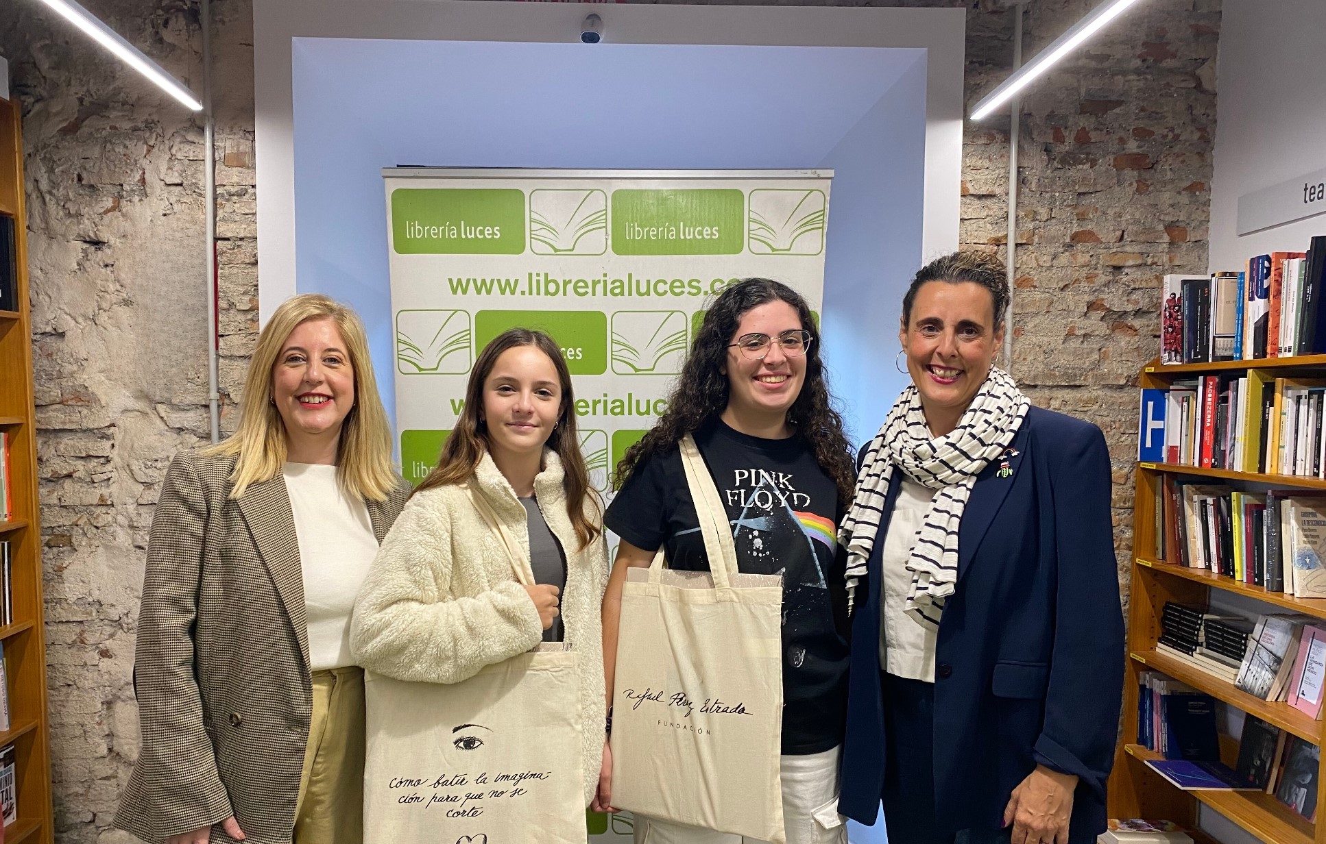 LA FUNDACIÓN RAFAEL PÉREZ ESTRADA ENTREGA EN LIBRERÍA LUCES LOS PREMIOS DEL I CONCURSO DE REELS ‘BOOK MOOD’ (Abre en ventana nueva)