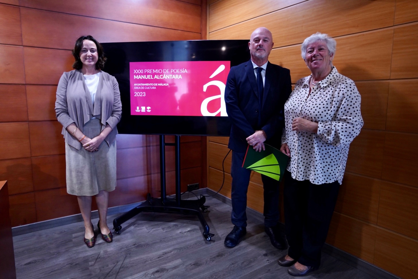 EL POETA Y PROFESOR CORDOBÉS JUAN ANTONIO BERNIER, GANADOR DEL XXXI PREMIO DE POESÍA MANUEL ALCÁNTARA POR ‘AGOSTO, PERSEIDAS’ (Abre en ventana nueva)