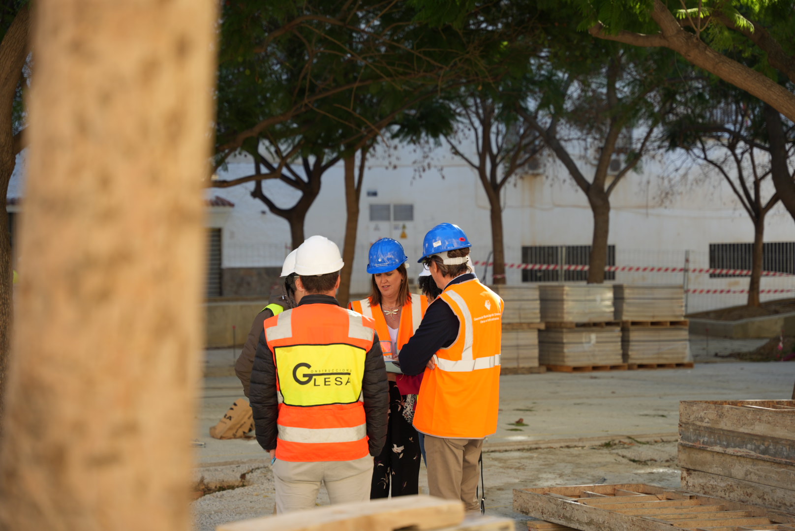 LAS OBRAS DE RENOVACIÓN DE LA PLAZA DE AURELIO GOMOLLÓN EN BAILÉN MIRAFLORES SE ENCUENTRAN AL ...