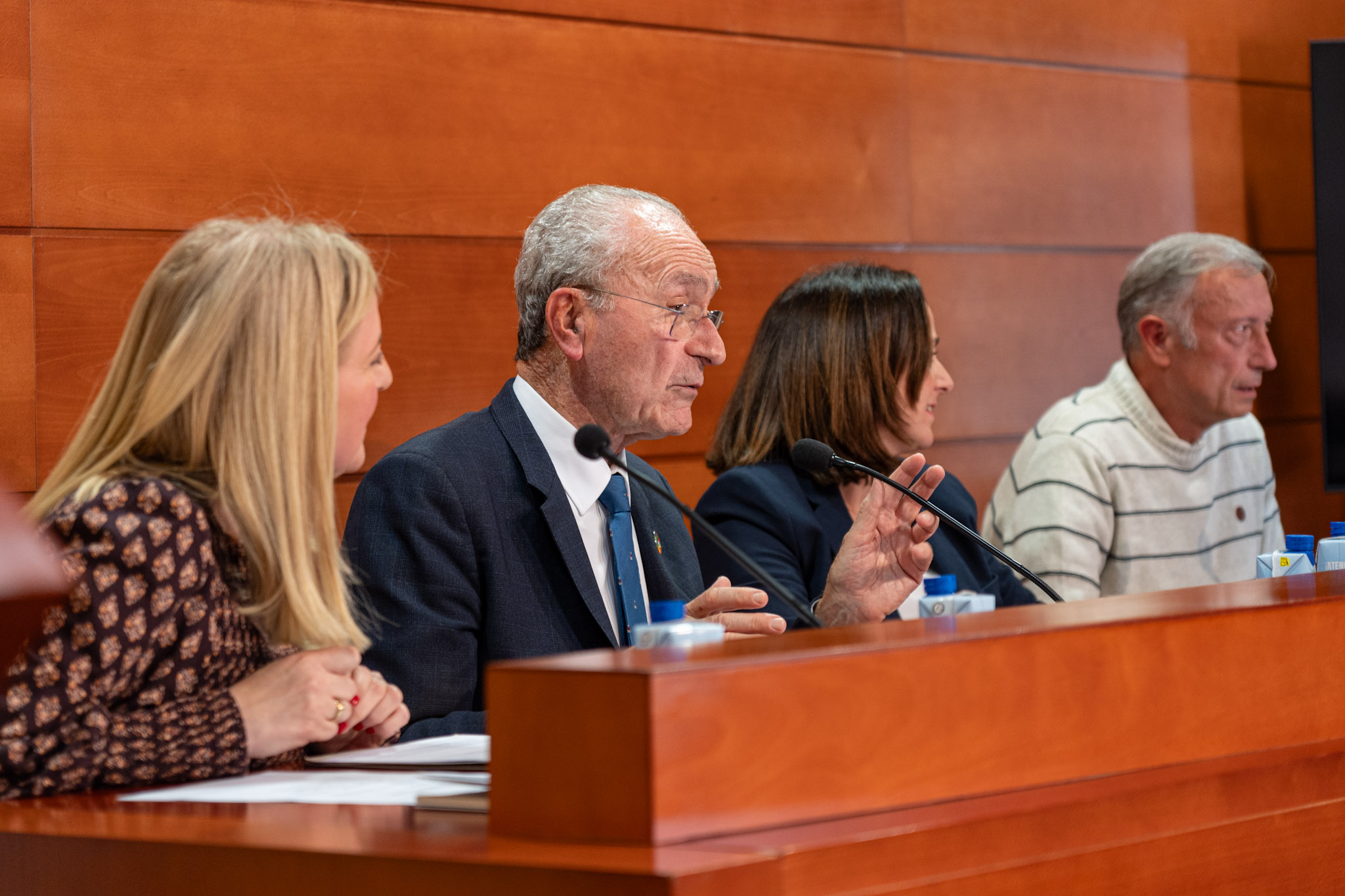 LA FUNDACIÓN RAFAEL PÉREZ ESTRADA ENTREGA SU VIII PREMIO DE AFORISMOS A MANUEL AMORÓS (Abre en ventana nueva)