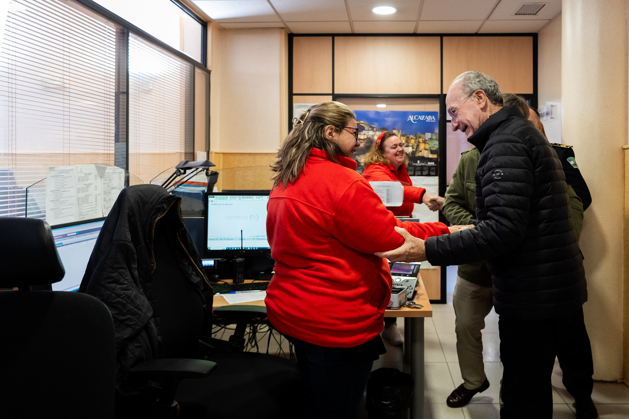 VISITA DEL ALCALDE A INSTALACIONES DE POLICÍA LOCAL Y BOMBEROS CON MOTIVO DE LA NOCHEBUENA