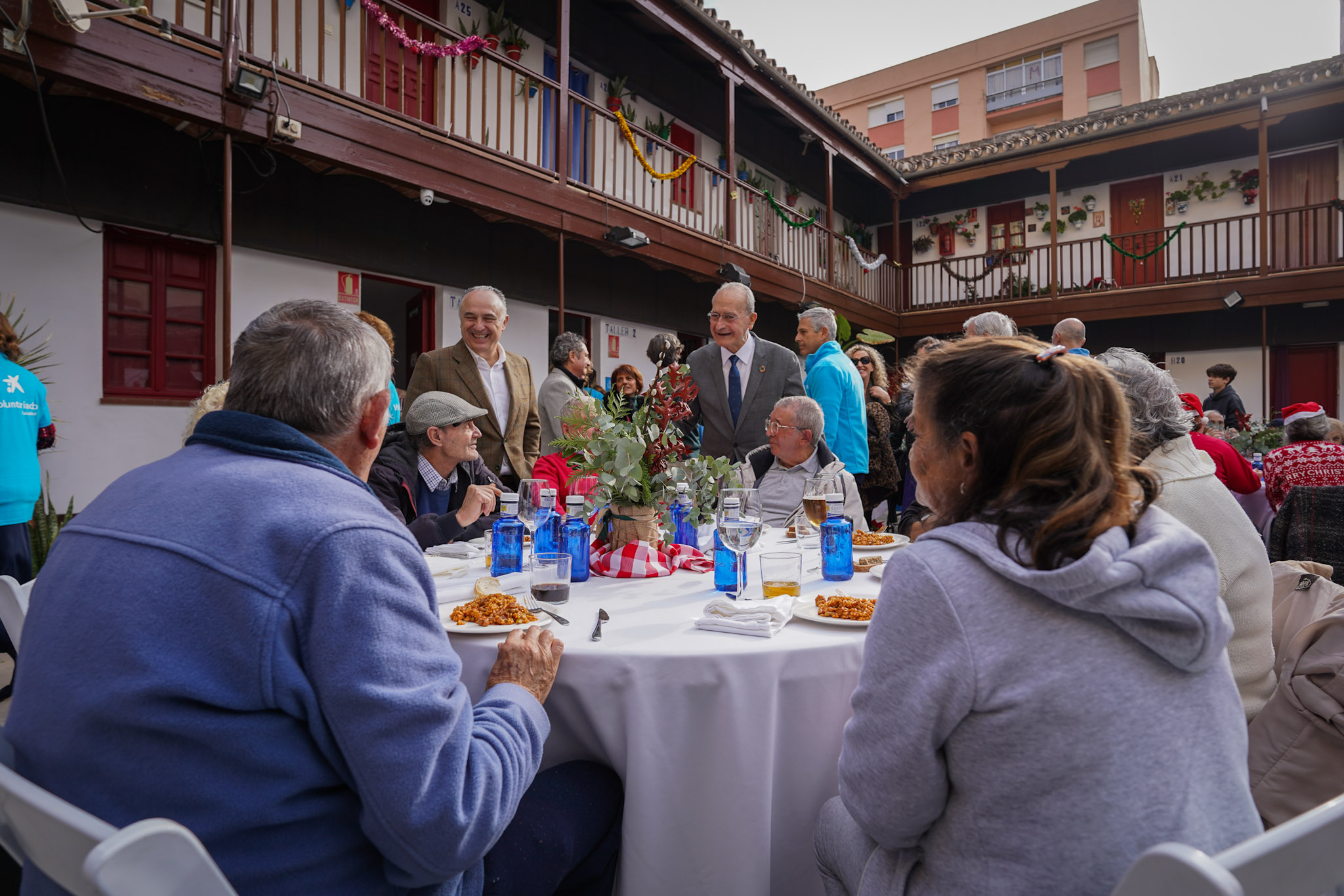 LA NAVIDAD SOLIDARIA LLEGA A LOS CORRALONES DE LA TRINIDAD Y EL PERCHEL EN FORMA DE MENÚS NAVIDEÑOS