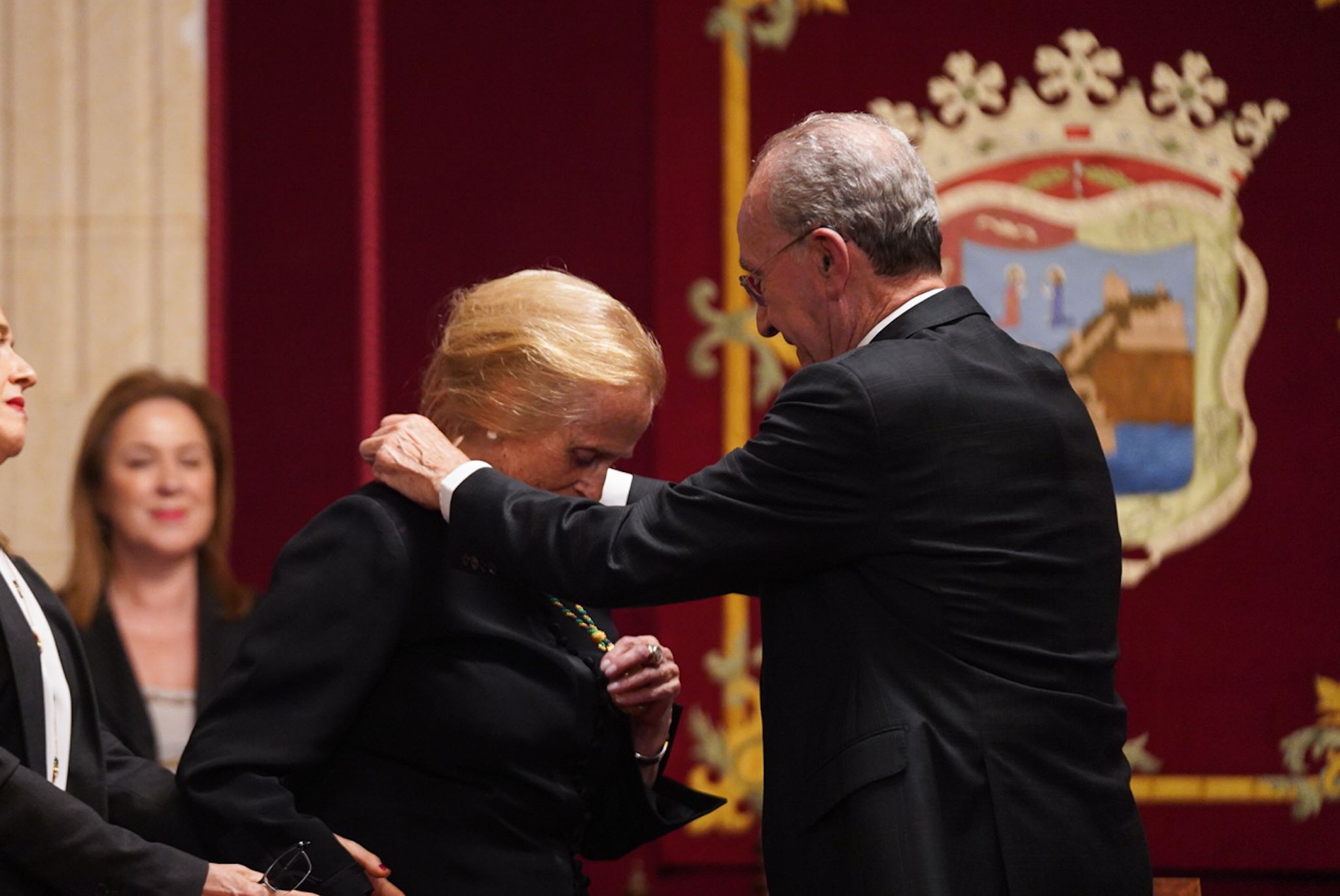 ENTREGA DE LA MEDALLA DE LA CIUDAD A MARÍA VICTORIA ATENCIA Y NOMBRAMIENTO DE HIJA PREDILECTA (Abre en ventana nueva)