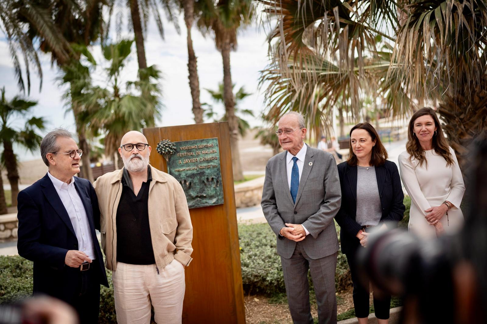 JAVIER CÁMARA DESCUBRE SU MONOLITO EN EL PASEO MARÍTIMO  (Abre en ventana nueva)