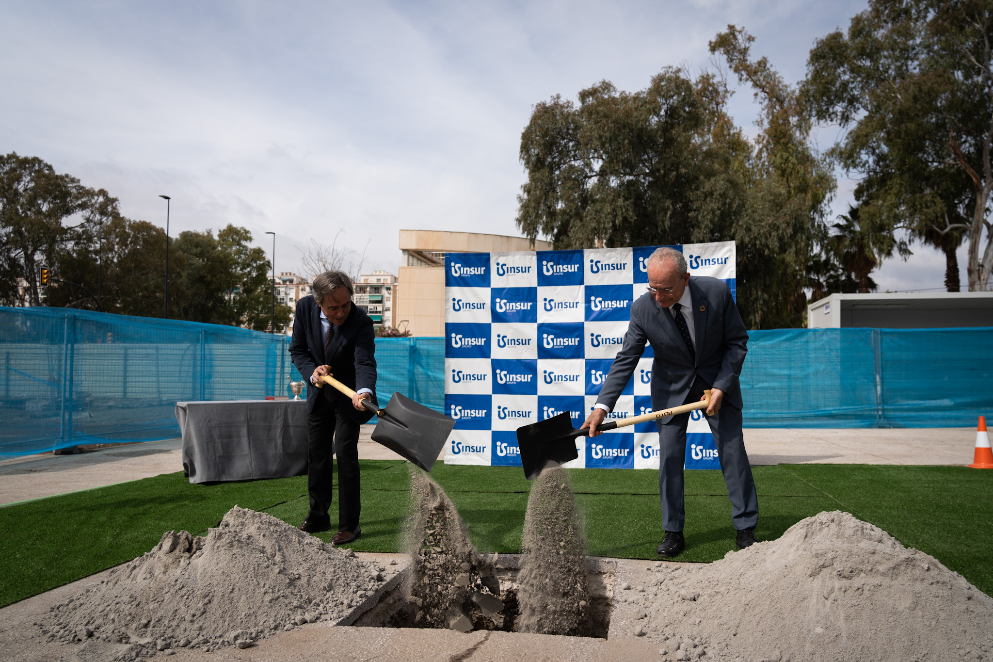 PRIMERA PIEDRA DEL EDIFICIO DE OFICINAS QUE PROMUEVE EL GRUPO INSUR EN MARTIRICOS