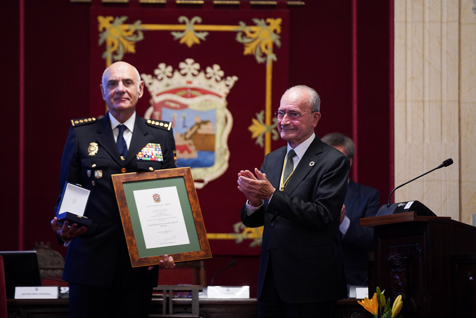 ENTREGA DE LA MEDALLA DE LA CIUDAD A LA COMISARÍA NACIONAL DE POLICÍA Y NOMBRAMIENTO DE HIJA
 ...