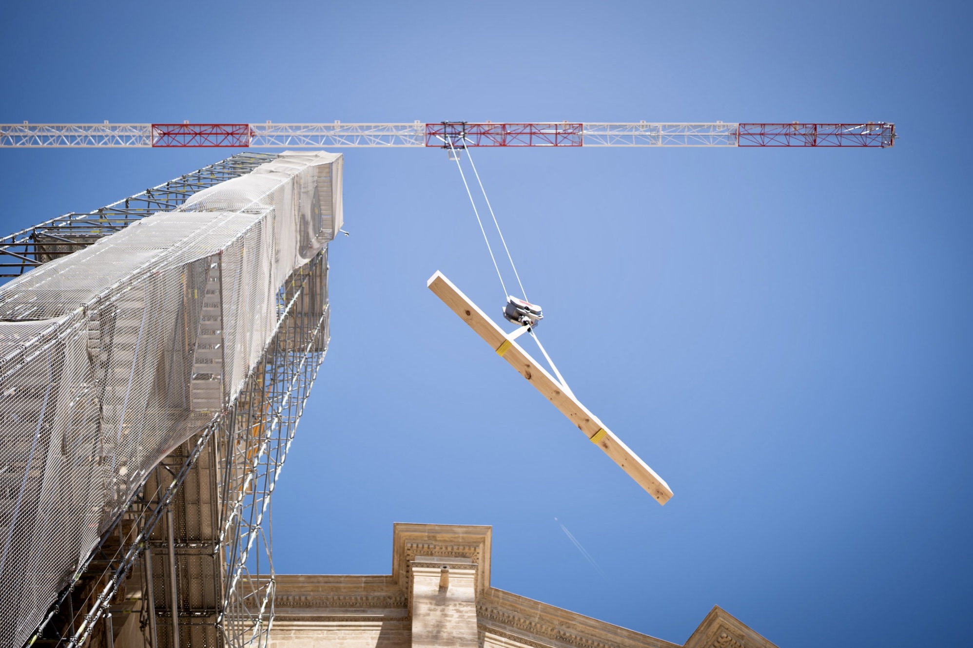 IZADO PRIMERA DE LAS VIGAS QUE CONFORMAN EL NUEVO TEJADO DE LA CATEDRAL