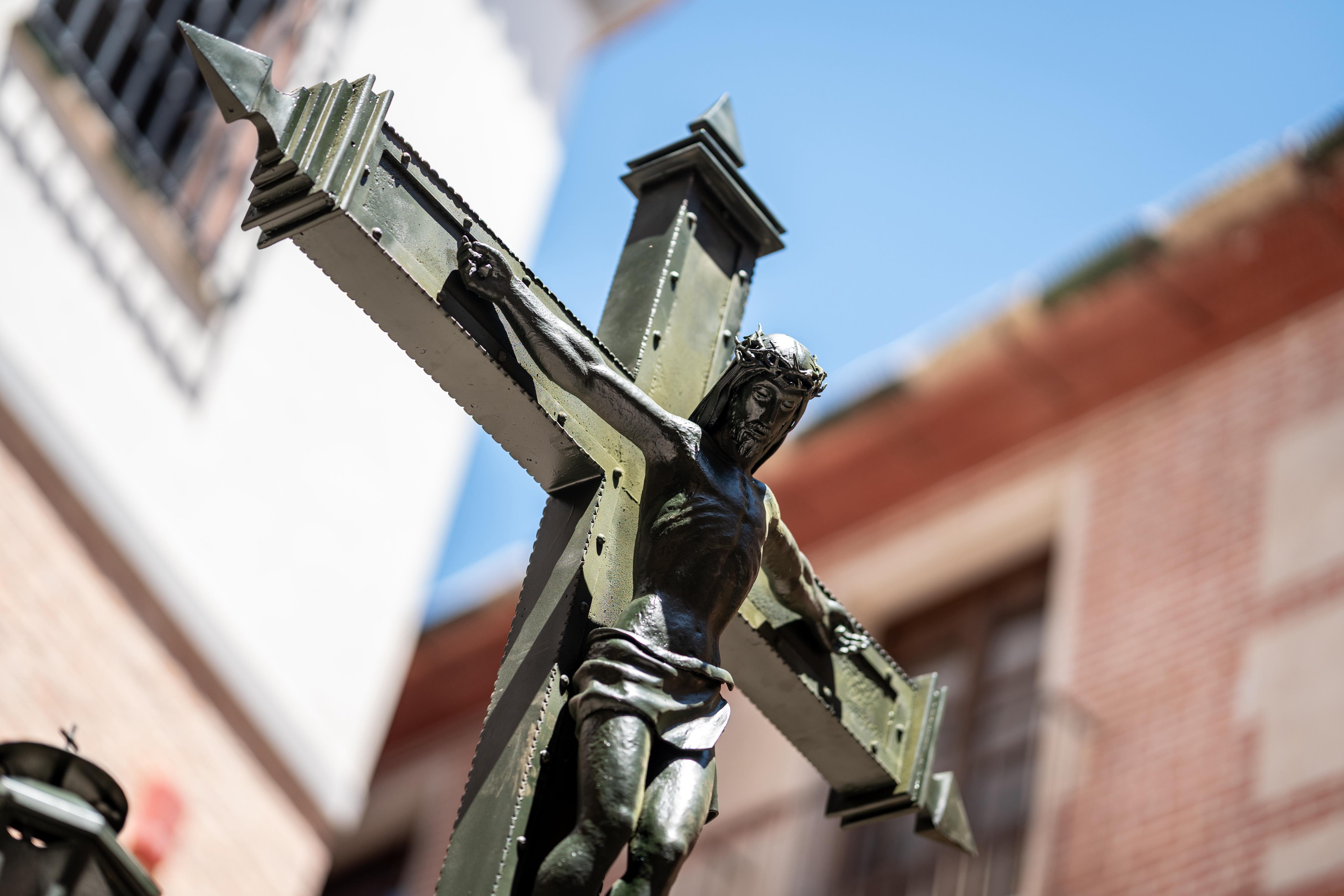 La escultura del Cristo de los Faroles vuelve a la plaza de San Juan de Dios después de ser restaurada (Abre en ventana nueva)