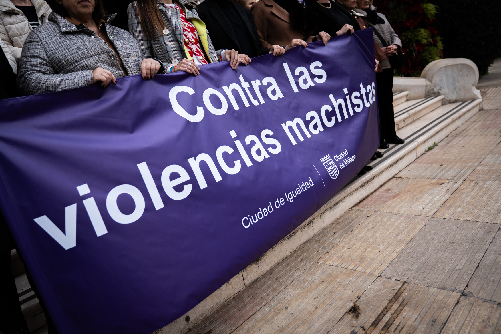 La Corporación Municipal ha mantenido este mediodía cuatro minutos de silencio en memoria de ...