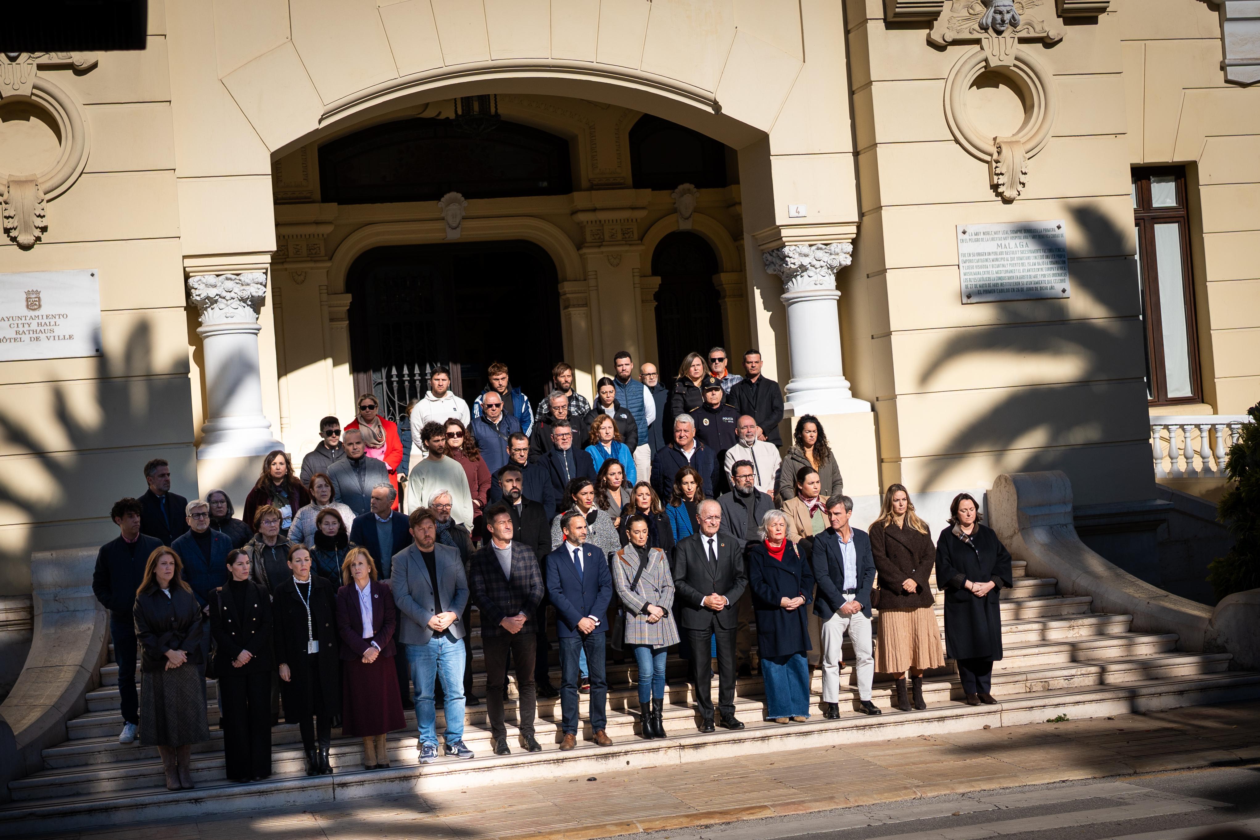 Tres minutos de silencio en memoria de los fallecidos en el accidente ferroviario en Adamuz