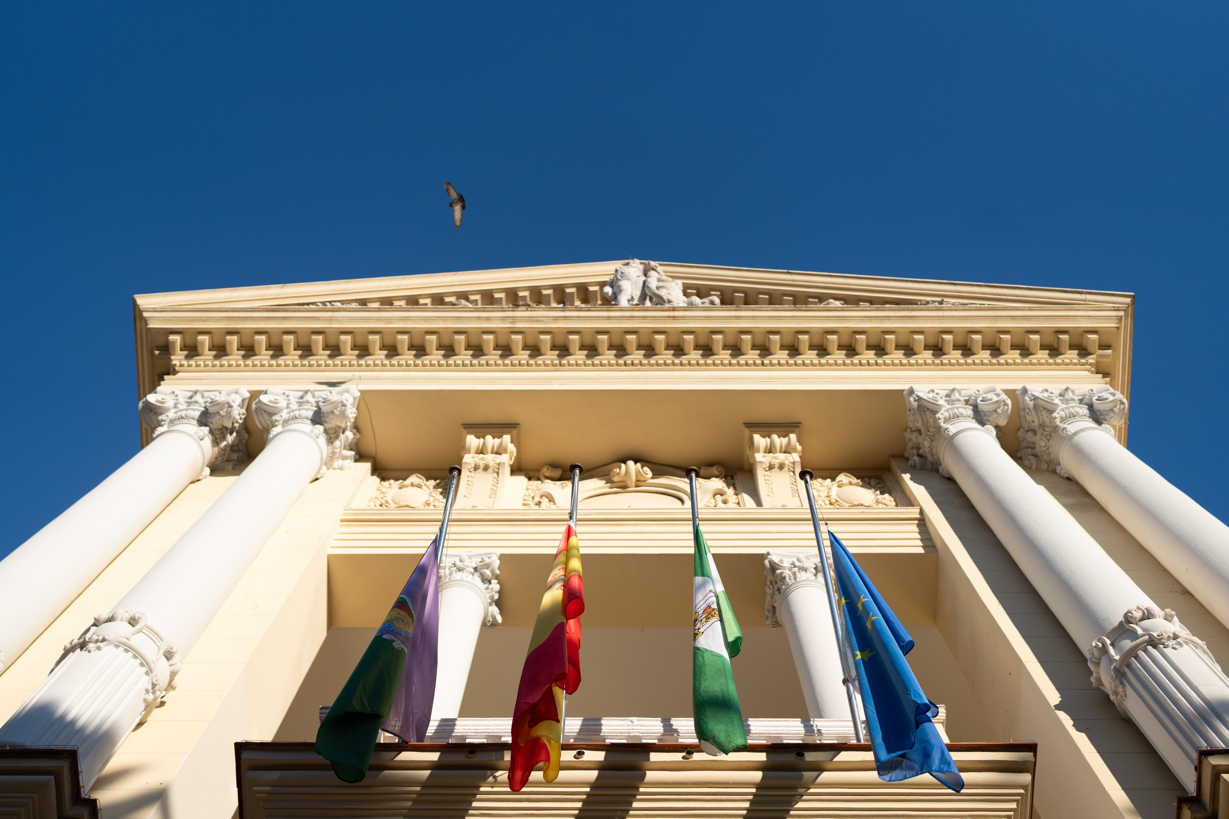 Banderas del Ayuntamiento de Málaga a media asta con motivo del luto oficial en España