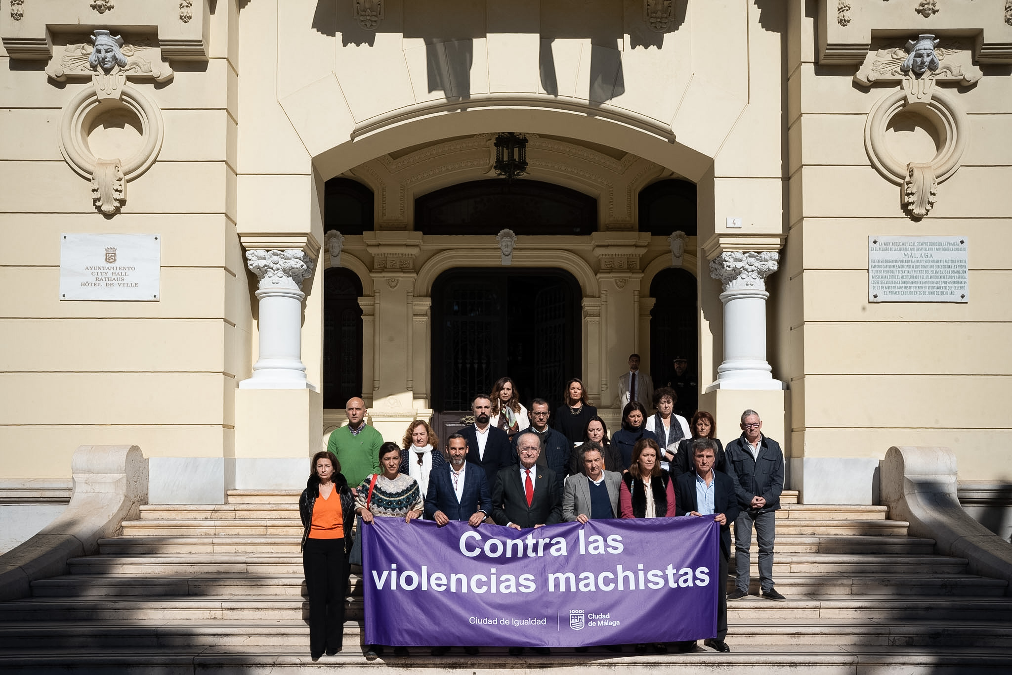 Tres minutos de silencio en memoria de las tres últimas víctimas de violencia machista y de ...