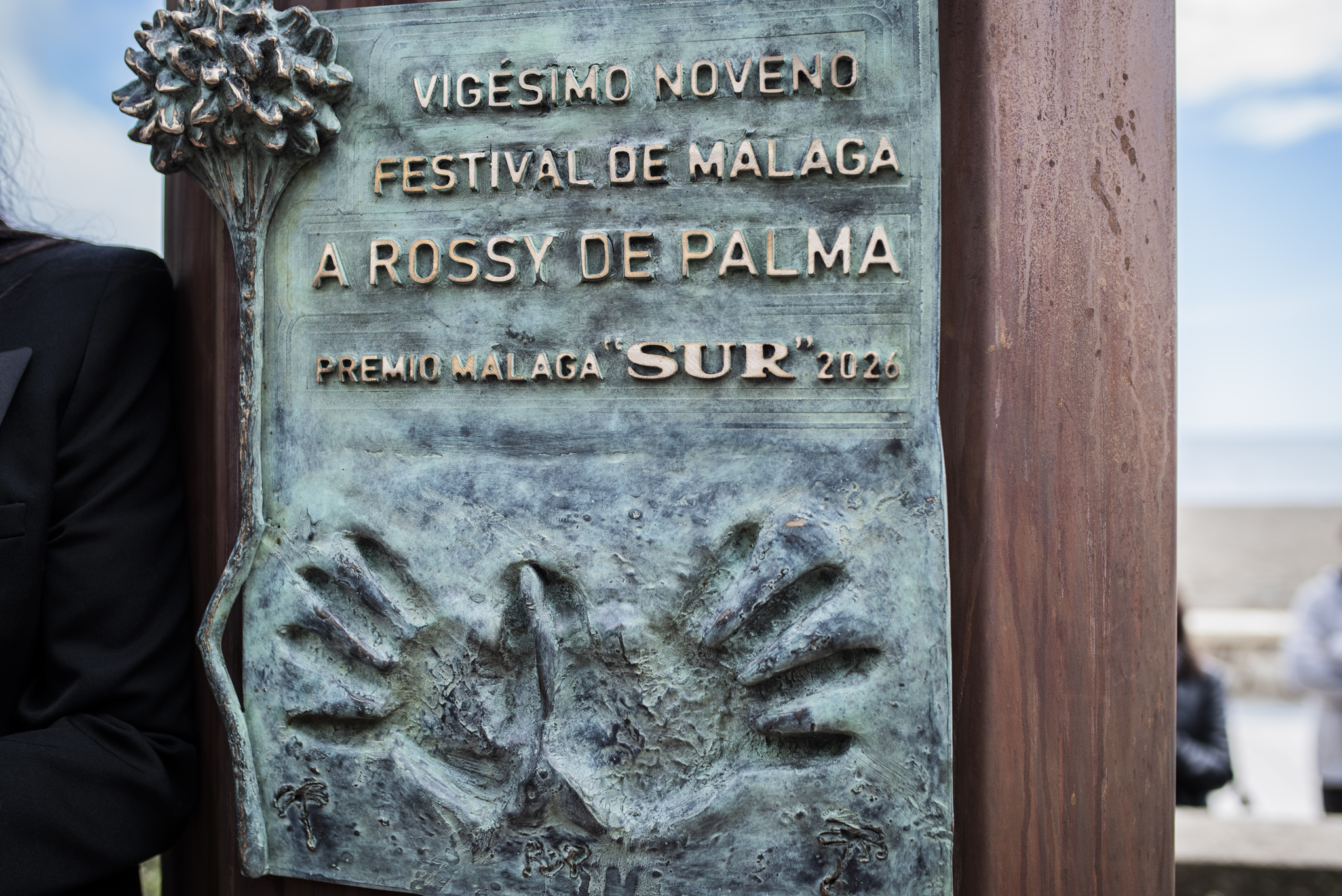 El Paseo Marítimo Antonio Banderas suma un monolito dedicado a Rossy de Palma