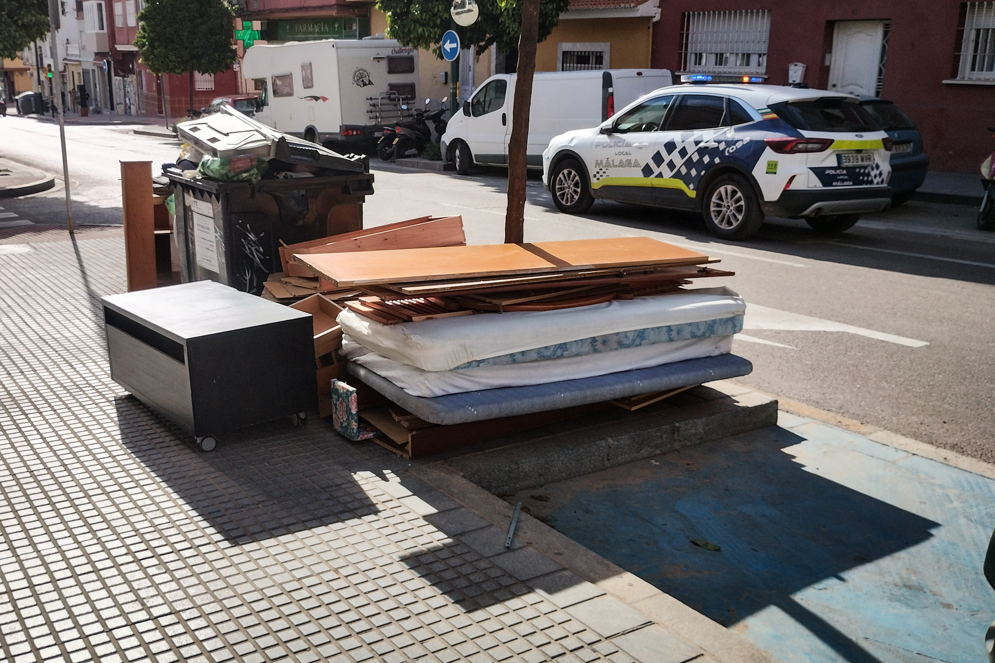 La Policía Local tramita 39 denuncias por depositar muebles y enseres junto a los contenedores ...