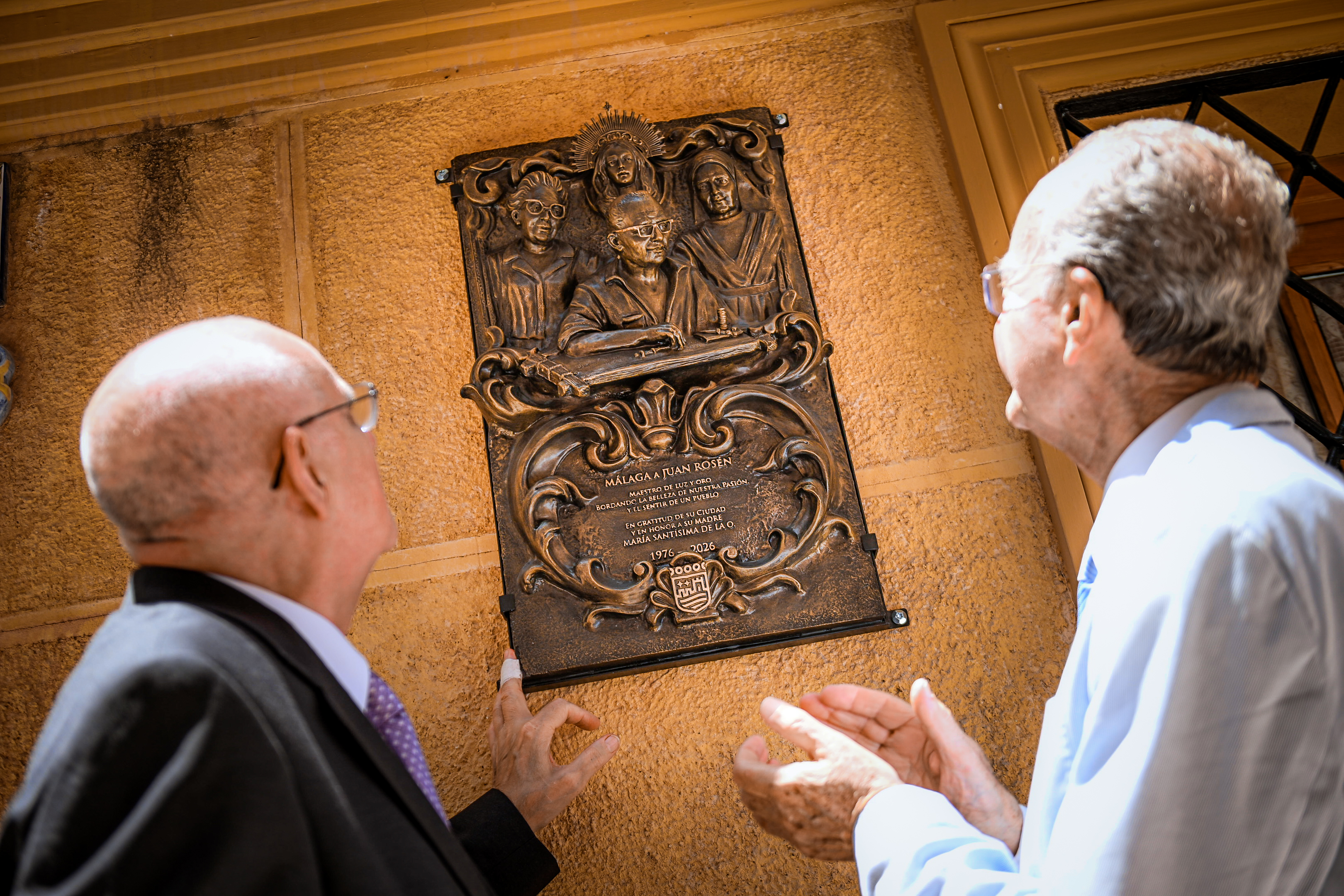Descubrimiento de la placa conmemorativa en reconocimiento a la trayectoria de Juan Rosén