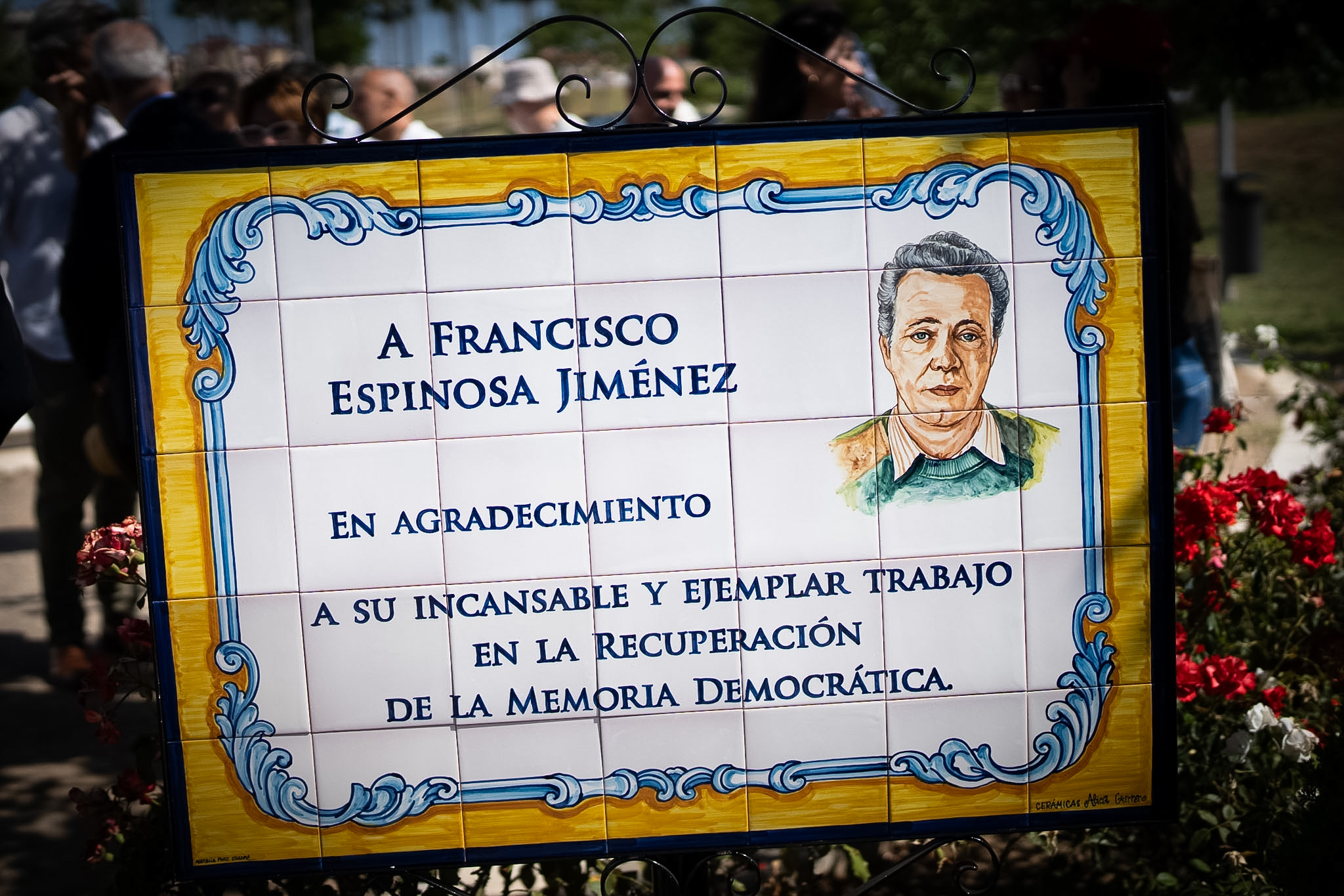 El alcalde de Málaga, Francisco de la Torre, junto a otros ediles de la Corporación, ha participado
en el descubrimiento de la placa homenaje al primer presidente de la asociación contra el Silencio y
el Olvido por la Recuperación de la Memoria Histórica de Málaga, Francisco Espinosa Jiménez.