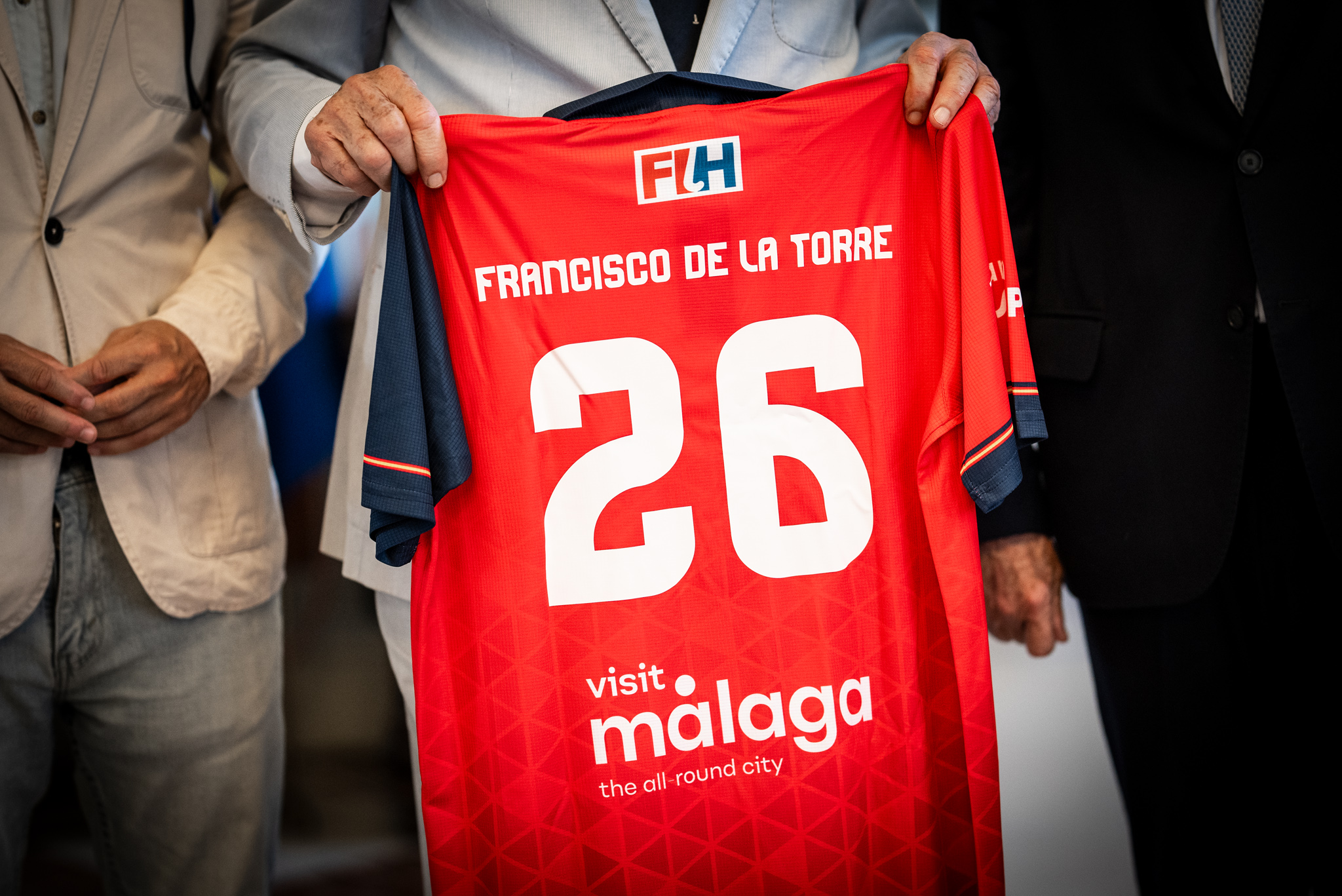 Málaga renueva su acuerdo con la Real Federación Española de Hockey y presenta las camisetas ...