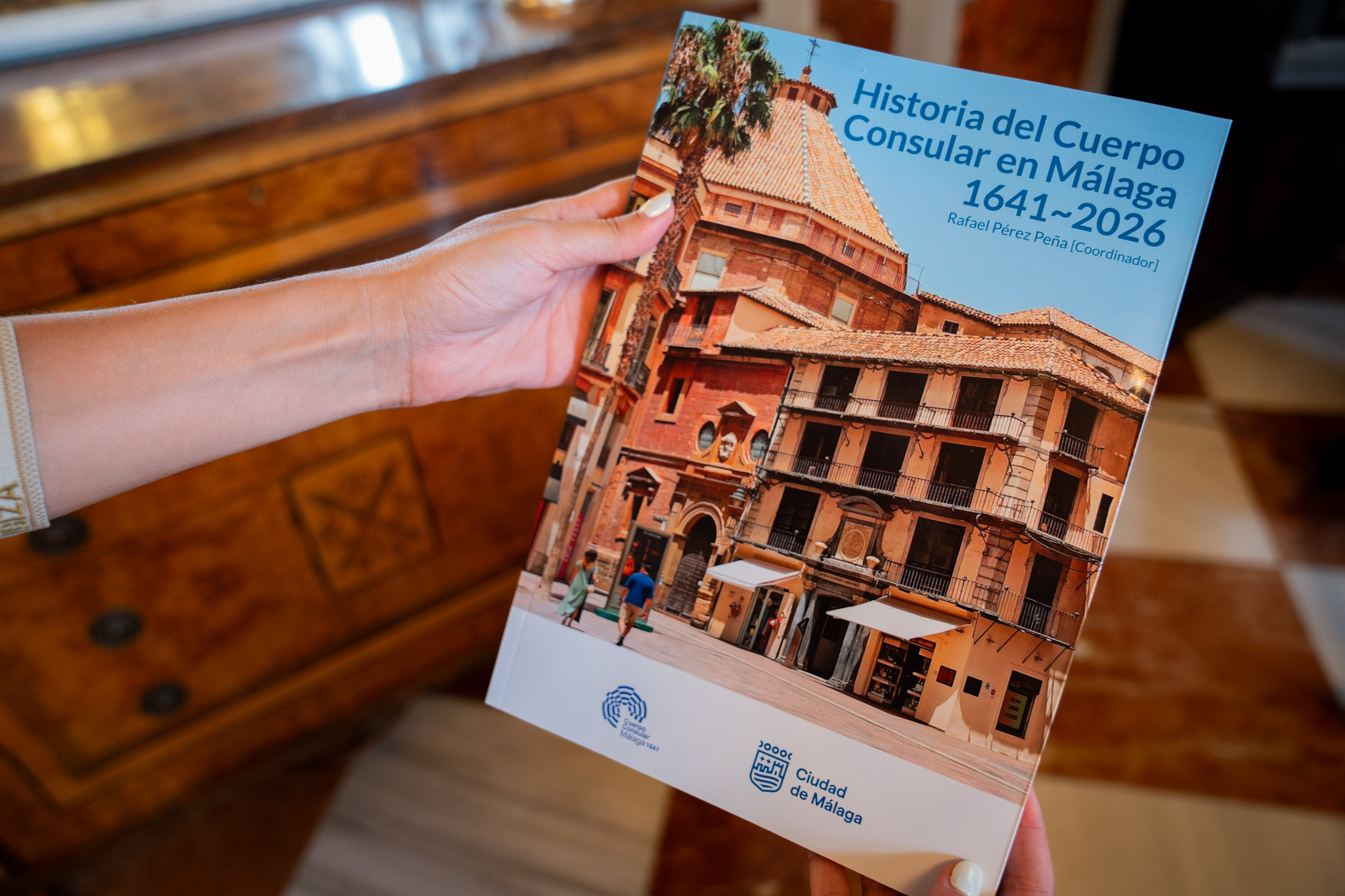 El Ayuntamiento y el Cuerpo Consular publican un libro que repasa los cuatro siglos de ...