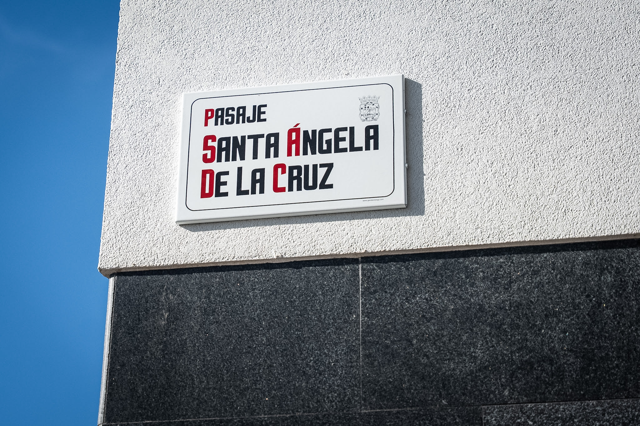 El Ayuntamiento dedica un pasaje a Santa Ángela de la Cruz en el entorno del Pasillo de Atocha